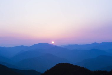 Sisli dağlarda güzel bir günbatımı. Japonya 'da Doğa