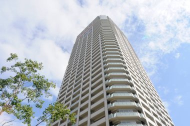 Modern gökdelen berrak mavi gökyüzünün altında