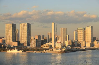 Bulutlu gökyüzü altında modern şehir mimarisi, uzak görüş