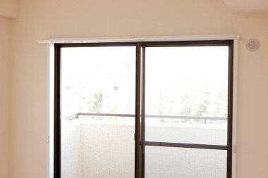 Geniş şeffaf kapısı olan modern bir ev.