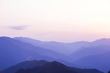 Sisli dağlarda güzel bir günbatımı. Japonya 'da Doğa
