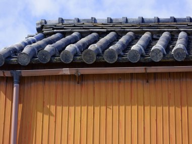 Geleneksel Japon tarzında fayanslı çatılı eski ahşap bina.