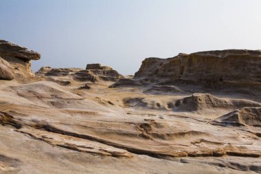 Manzaralı kaya oluşumları olan terk edilmiş güzel bir yer.  