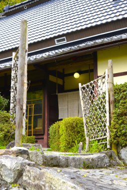 Yeşilliklerin arasında kutsal tapınak.