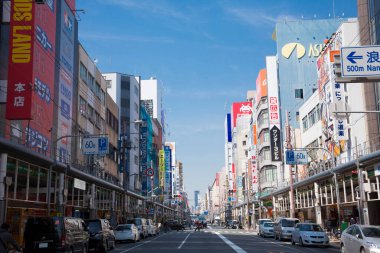 Göz kamaştırıcı mimari görüntüler bu parlak Japon caddesinin aşağısındaki manzarayı tanımlar..