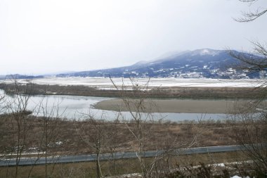 Kışın dağların manzarası 