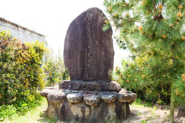 Parkta Çince sembolleri olan anıt taşının manzarası