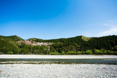 Dağlardaki güzel nehir manzarası ve mavi gökyüzü 