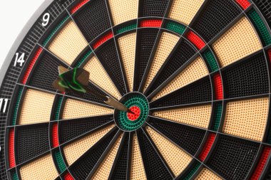 Dart oku hedef tahtaya isabet ediyor.