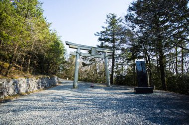 Büyük Taş Torii Kapısı ve Çakıl Yolu Ormana açılıyor