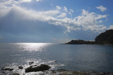 Güzel deniz manzarası ve gökyüzündeki güneş.                