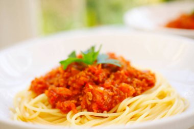 Tabakta et soslu spagetti.