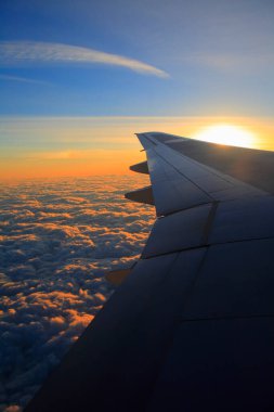 Bulutlarda uçan bir uçağın kanadı