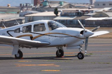 Havaalanında konuşlanmış uluslararası yolcu uçakları.