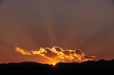 Güzel gün batımı gökyüzü bulutlu