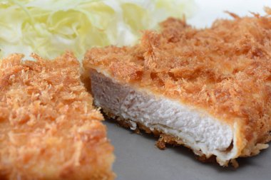 Gevrek domuz pirzolası ve doğranmış lahana.