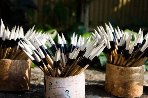 Kapalı - boyamak için ahşap bir fırça