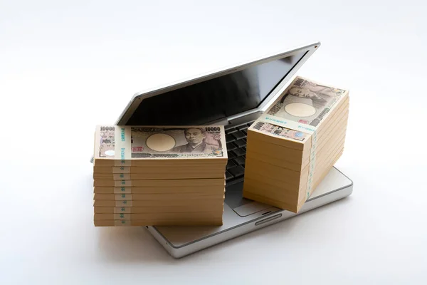Pile Yen Japonais Argent Ordinateur Portable Sur Fond — Photo