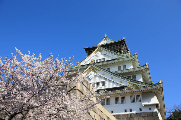 живописный снимок красивой знаменитой башни замка Осака, Япония