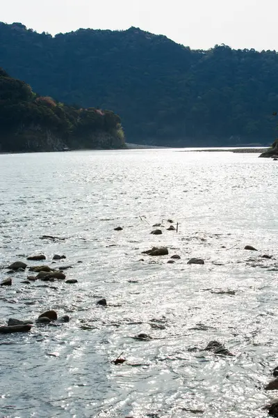 มมองท สวยงามของชายฝ งทะเลห นคล นทะเลและห นบนชายหาด — ภาพถ่ายสต็อก