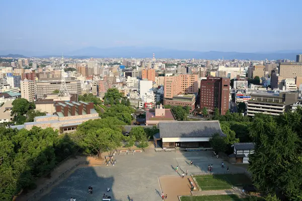 Modern şehrin havadan görünüşü kentsel binalarla yükselişte.