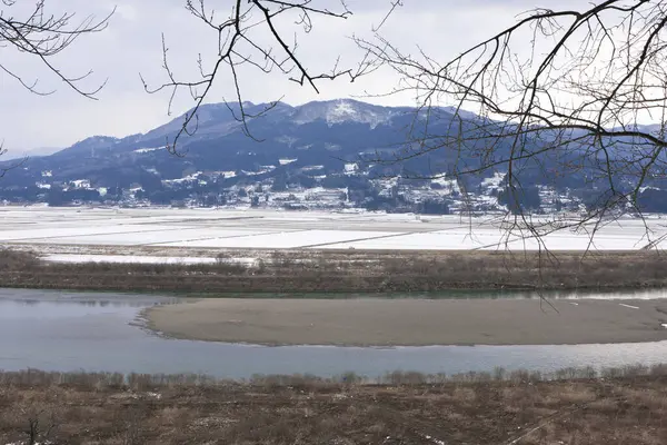 Dağlarda gölü olan güzel bir manzara.
