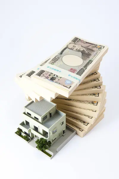 白色背景的日元钞票和房屋模型 — 图库照片