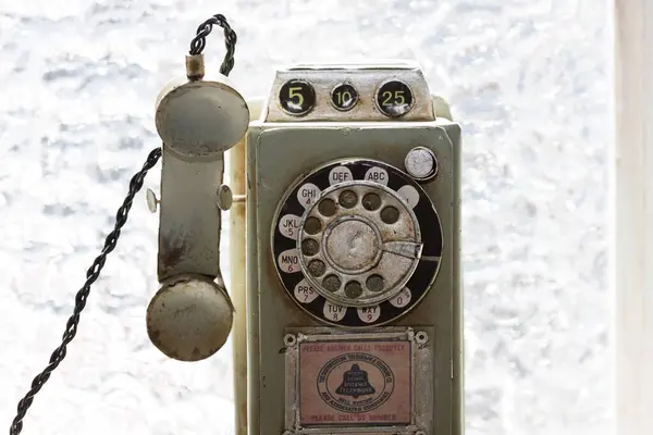 Vecchio Telefono Sul Davanzale Della Finestra Sfondo Primo Piano — Foto Stock
