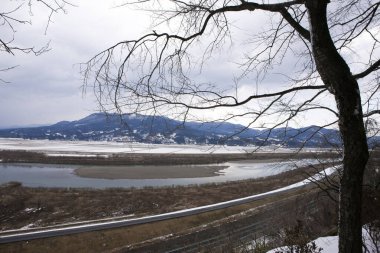 Kışın dağların manzarası 