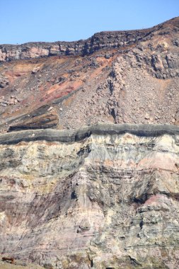 Kraterin ortasındaki volkan, detaylı görüş