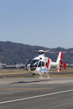 Havaalanına ambulans helikopteri iniyor.