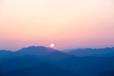 Sisli dağlarda güzel bir günbatımı. Japonya 'da Doğa