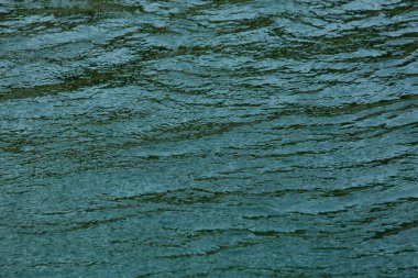 mavi su arka yüzeyinde dalgalanmalar ile