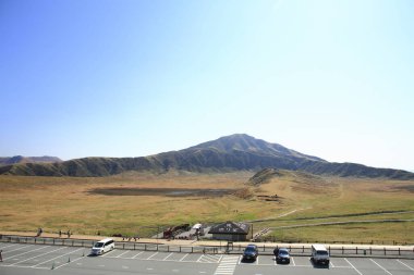 Araba parkı olan güzel bir dağ manzarası 