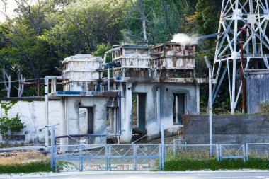 Eski endüstriyel enerji santrali, gündüz görüşü