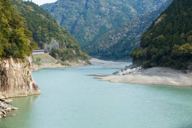 dağlarda güzel nehir 