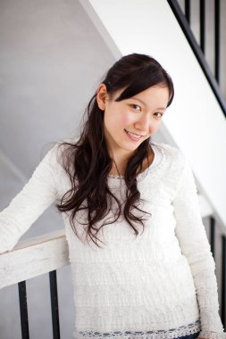 Çatı katındaki güzel Asyalı kadının portresi.