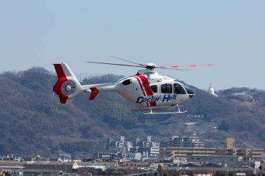 Havacılık aracı konsepti. Helikopter gökyüzünde uçuyor. 