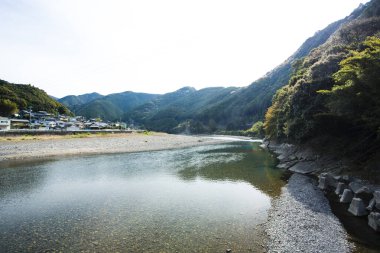 Nehrin güzel manzarası manzaralı dağlarda