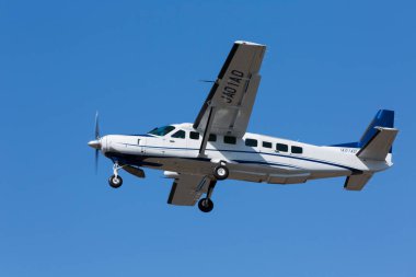 Arka planda mavi gökyüzünde uçan uçak