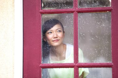 Pencereden dışarı bakan Japon kadın, kapat.