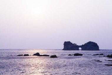 Uçurumları olan güzel bir sahil. Doğal arka plan. Denizin üzerinde güzel gün batımı