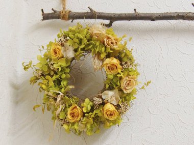 Dal üzerinde asılı güzel dekoratif çiçekli çelenk manzarası