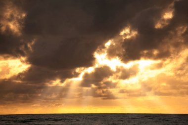 Güzel gün batımı gökyüzü ve deniz