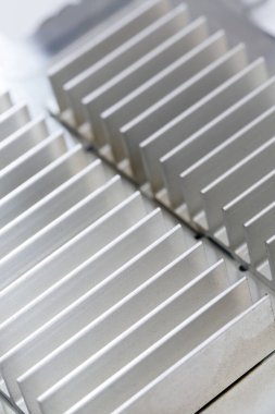 Yakından bakınca metalik ısı giderici yüzgeçlerinin ışığı yansıttığını görüyoruz.