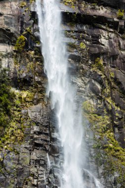 Japonya 'daki dağlarda şelale doğa arka planında