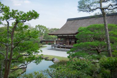 Bahçesinde göl olan güzel Japon tapınağı, Budizm konsepti.