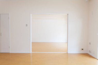 Yeni evdeki boş oda.