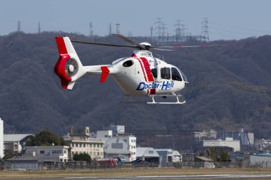 Havacılık aracı konsepti. Helikopter gökyüzünde uçuyor. 