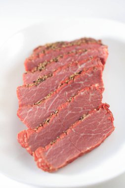 Baharatlı ve otlu dilimlenmiş et.